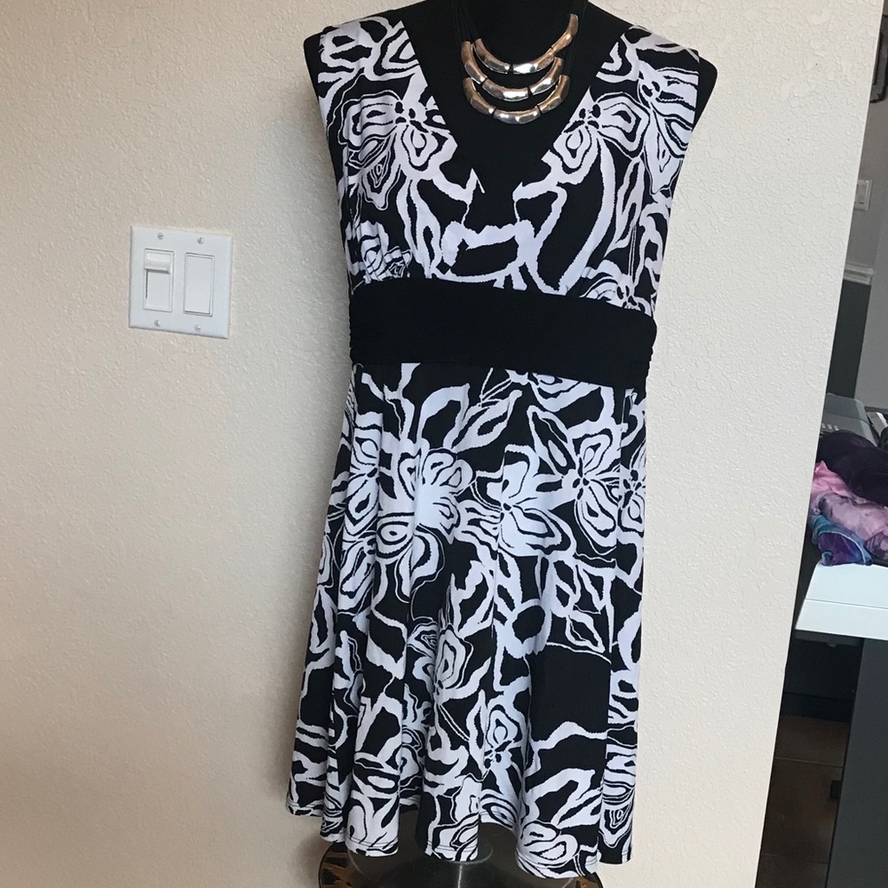 White House🖤Black Market Dress - Picture 2 of 4